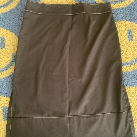 Local 90’s brand Laramy knee length skirt! - Picture 2 of 4